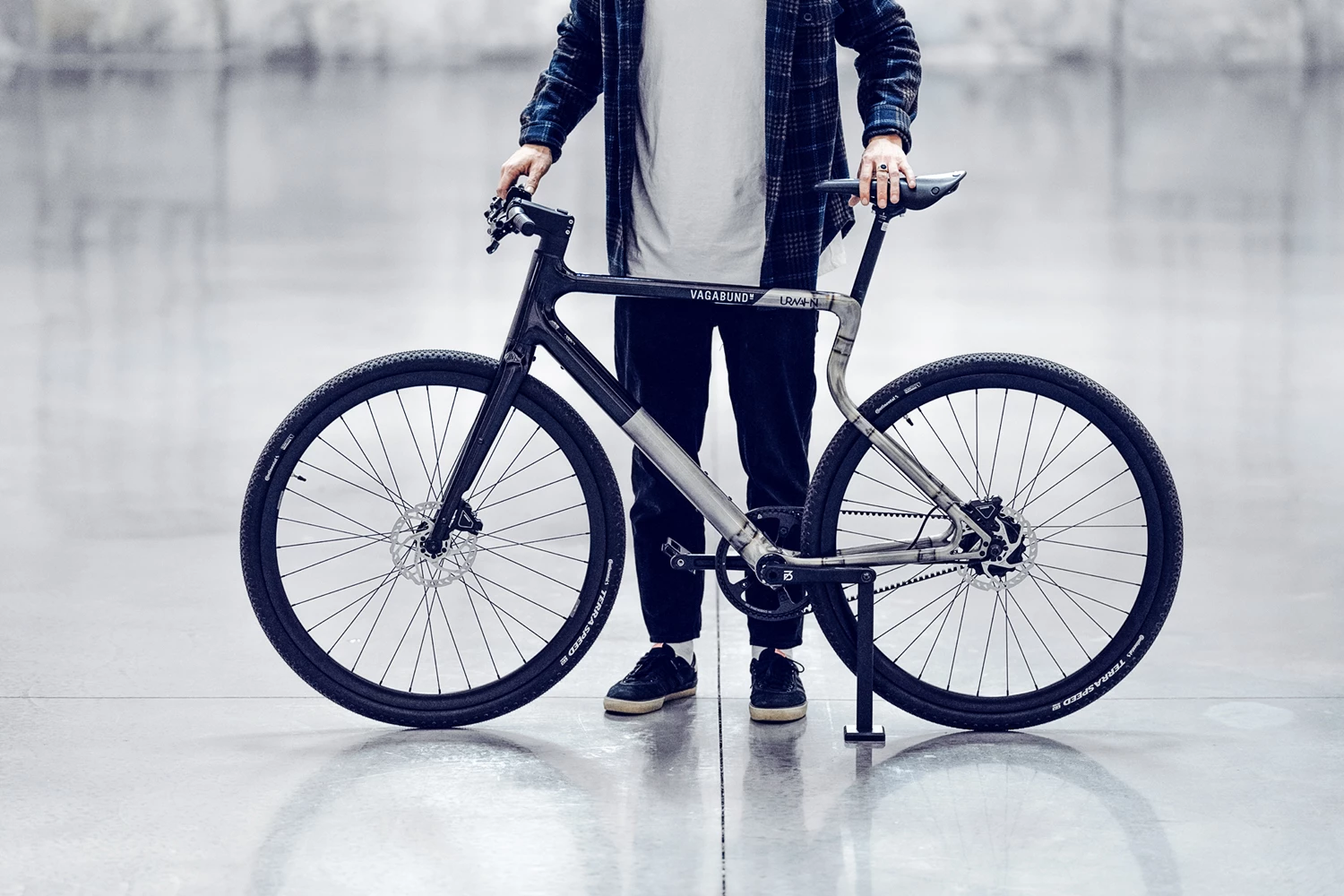 Urban E-Bike Stadtfuchs Vagabund Edition wird seitlich einem sportiv gekleideten Mann gehalten