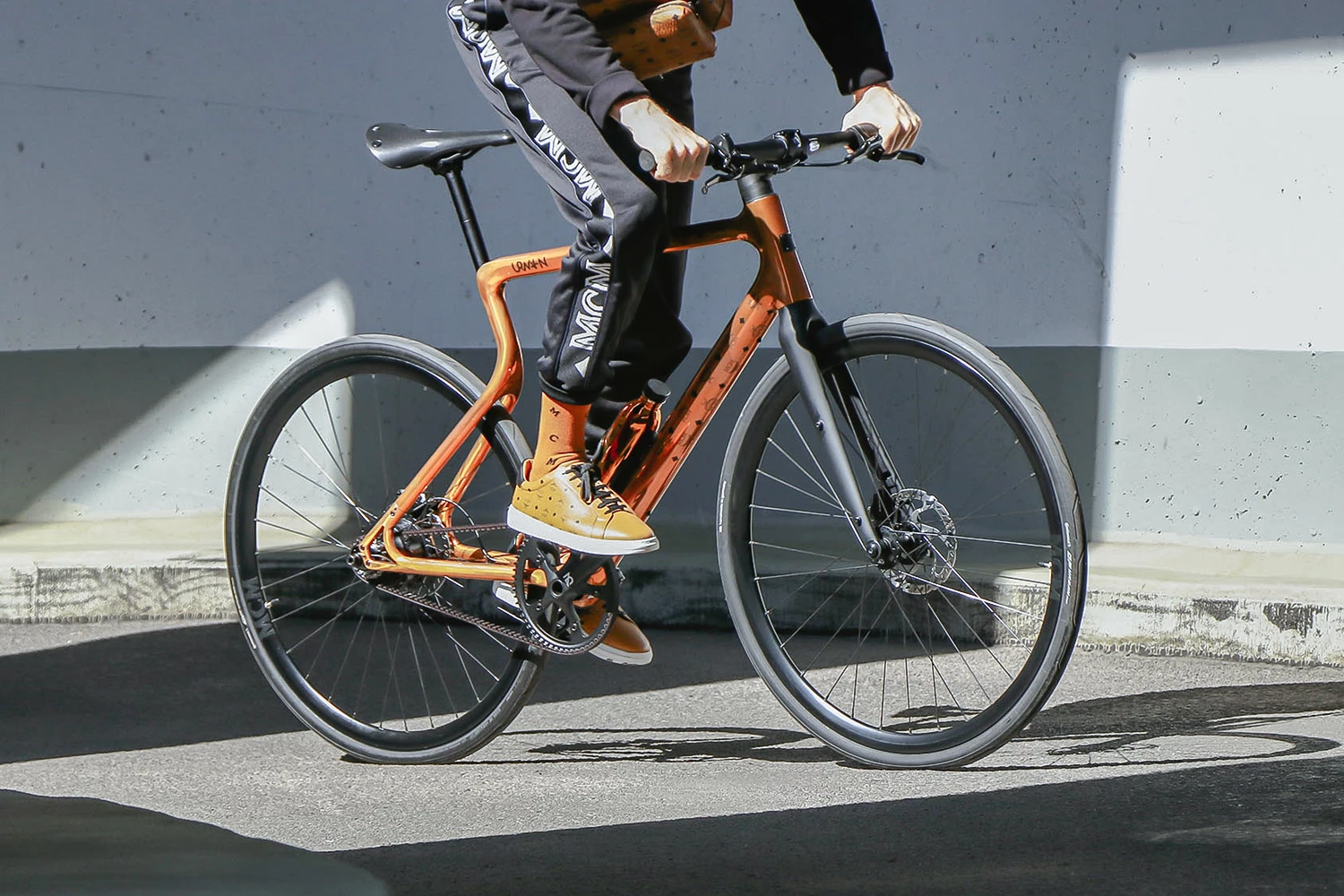 Urban E-Bike Stadtfuchs MCM Edition wird von Fahrer dem Eingang einer Tiefgarage hochgefahren 