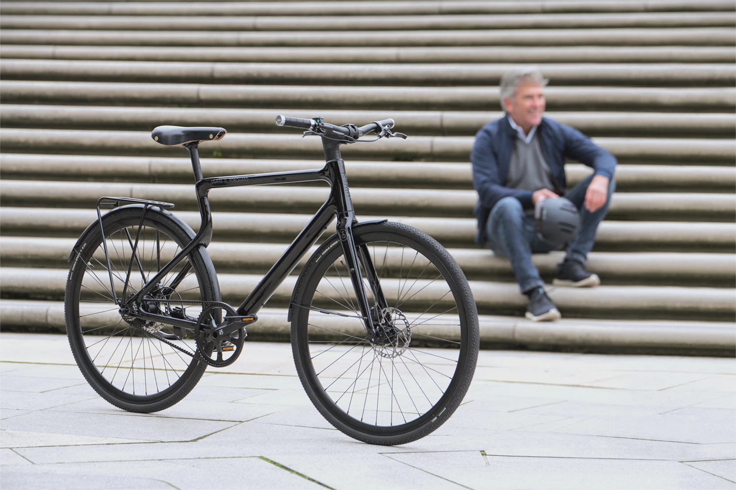E-Bike Stadtfuchs Torquato Edition in British Racing Green steht auf einem Betonuntergrund