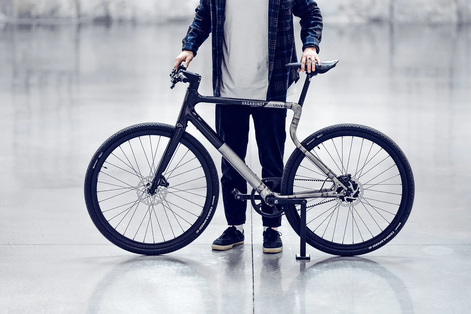 E-Bike Stadtfuchs Vagabund Edition wird seitlich von einem sportlich gekleideten Mann gehalten